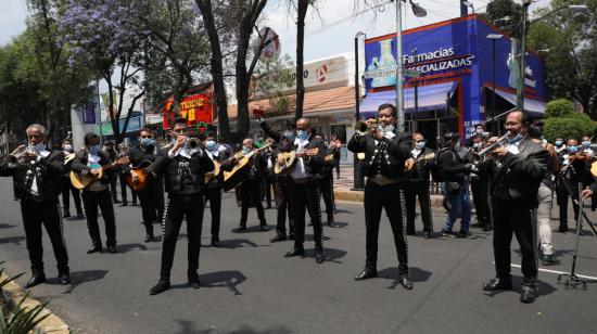 Mariachis ofrecen una serenata este martes 7 de abril, frente al Hospital Nacional de Enfermedades Respiratorias, en Ciudad de México.