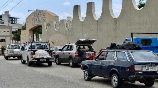 Así lució el cementerio Jardines de Esperanza en Guayaquil, el lunes 6 de abril. Decenas de personas buscaban ataúdes o pedían enterrar o cremar a sus familiares. 