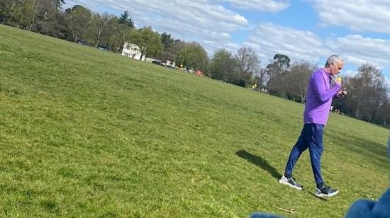 Mourinho camina por un parque de Londres, este miércoles 8 de abril.