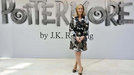 La británica JK Rowling asegura haberse curado de la enfermedad que está atacando al mundo.