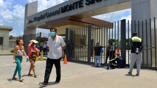 Vista exterior del hospital MOnte Sinaí en Guayaquil, el 6 de abril de 2020.