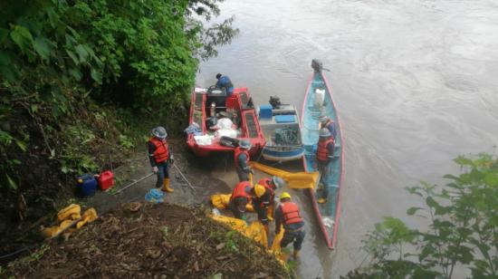 Personal de OCP realizó este 8 de abril una inspección en el río Coca para conocer los alcances de la ruptura del oleoducto.