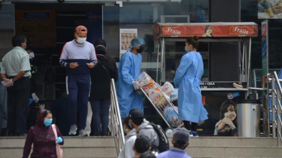 Personas haciendo compras en un supermercado en Cuenca, el 5 de abril.