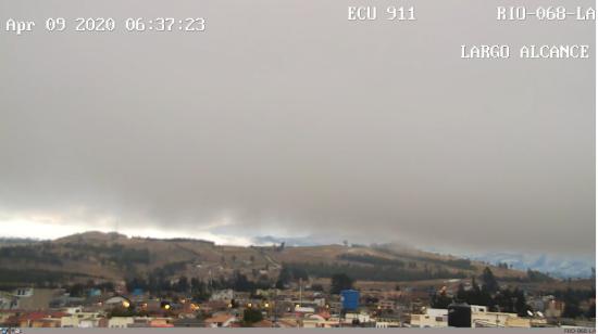 En las faldas del volcán Chimborazo aún se observa la presencia de humo, producto del incendio ocurrido el 8 de abril. 