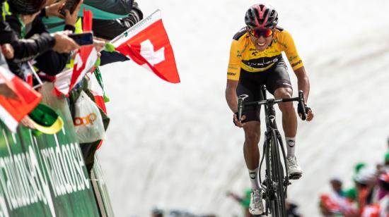 El ciclista colombiano Egan Bernal del Team  Ineos gana la séptima etapa de la carrera ciclista Tour de Suisse en Airolo, Suiza, el 21 de junio de 2019.