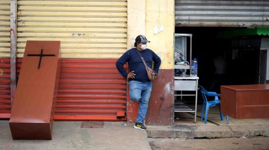 Un taller metalmecánico prepara ataúdes de metal en Guayaquil, el 8 de abril de 2020, para las víctimas de Covi-19.