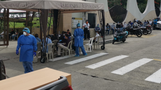 La parte frontal del cementerio Jardines de la Esperanza donde los familiares esperan terminar los trámites para sepultar a su fallecido el 9 de abril de 2020.