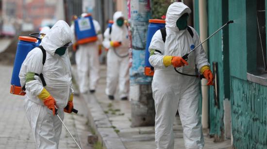 Trabajadores de la ciudad de El Alto (Bolivia), realizan la fumigación de casas y calles, el 7 de abril.