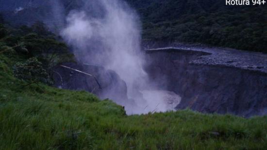 Imagen del Ministerio de Energía y Recursos Naturales No Renovables, que muestra la rotura de los dos oleoductos en el sector de San Rafael, entre Sucumbíos y Napo, el 8 de abril de 2020.