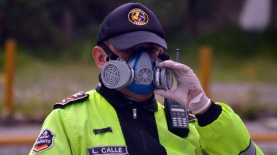 Agente de tránsito en un control de seguridad en Cuenca, 10 de abril de 2020.