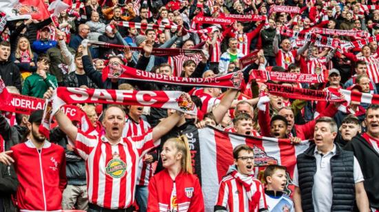 Un hincha del Sunderland no deja de apoyar al equipo en medio de la crisis deportiva.