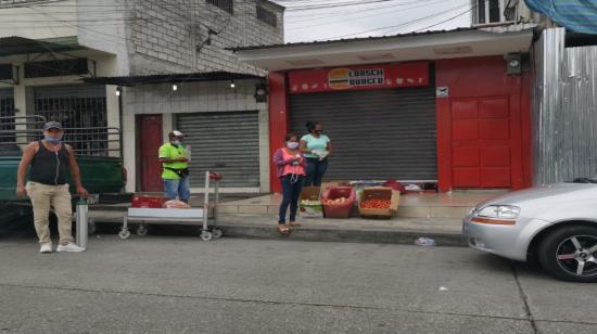 Vendedores informales se ubican en una de las aceras de Mapasingue, al norte de Guayaquil, el 10 abril de 2020.