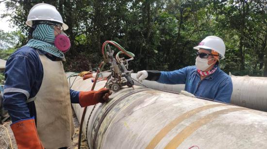 Técnicos de OCP Ecuador trabajan en la reconexión del oleoducto entre Napo y Sucumbíos este 13 de abril de 2020.