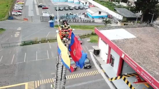 El bombero Luis Quimbita, subido en una grúa, interpretando Guayaquileño madera de Guerrero, este lunes 13 de abril. 