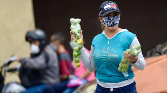 Una mujer vende limones el 14 de abril de 2020 en las calles de Guayaquil, una ciudad con altos índices de informalidad y afectada por la crisis del coronavirus. 