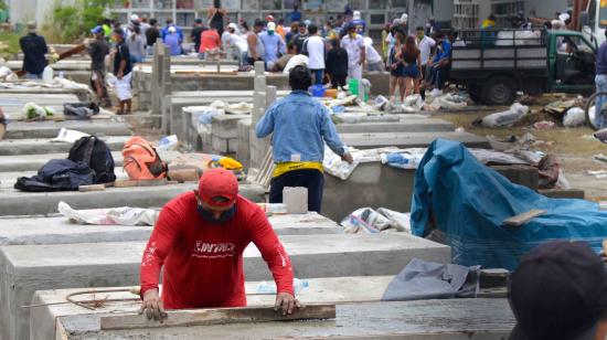 Personas construyen nichos el 8 de abril de 2020 en el cementerio Angela María Canalis, de Guayaquil, en medio de la epidemia por coronavirus en Ecuador. 