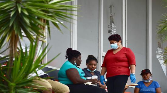 Familiares de pacientes de Covid-19 esperan afuera del hospital del Seguro Social en Guayaquil, el 13 de abril de 2020.