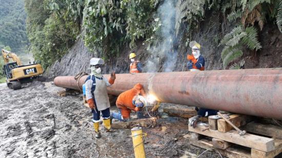 Técnicos trabajan en la reparación del Sistema de Oleoducto Transecuatoriano (SOTE) el 13 de abril de 2020.