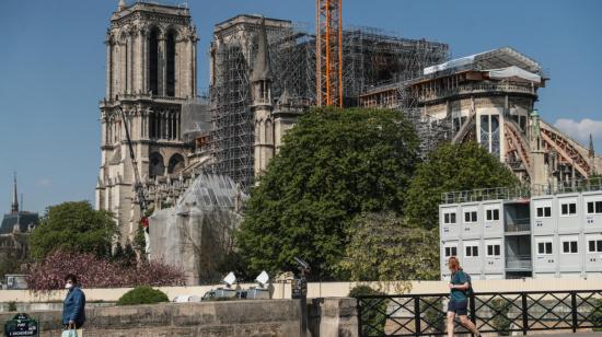 Dos personas caminan por las inmediaciones de la iglesia de Notre Dame, en París, el 9 de abril de 2020.