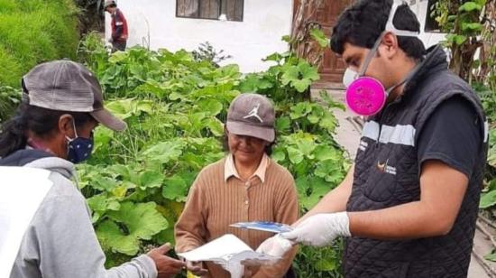 Personal de la Gobernación de imbabura entrega donaciones de la campaña Dar una mano Ecuador a familias de Cotocachi.