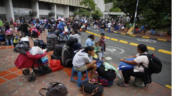 Unos 200 inmigrantes venezolanos procedentes de Ecuador salieron desde Colombia con destino a su país, el 14 de abril. 