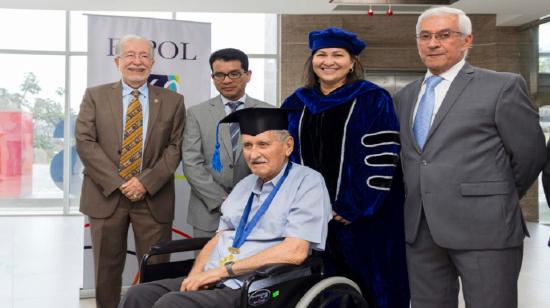 Luis Parodi Valverde junto a las autoridades de la ESPOL en la ceremonia de Honoris Causa, en diciembre de 2018. 