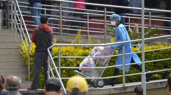 Una persona utiliza una bata quirúrgica para hacer compras en un supermercado en Cuenca, el 4 de abril.