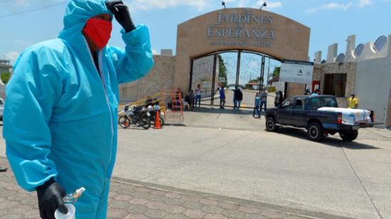 Un trabajador descansa afuera del cementerio privado Jardines de la Esperanza en Guayaquil, el 16 de noviembre de 202.