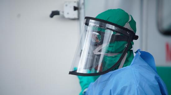 Una profesional de la salud en Emergencias del Hospital del IESS Quito Sur, el 15 de abril.