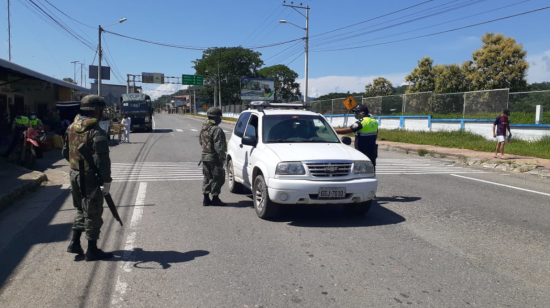 Uno de los controles conjuntos entre las Fuerzas Armadas y la Policía en el ingreso al cantón Santa Rosa, en El Oro.