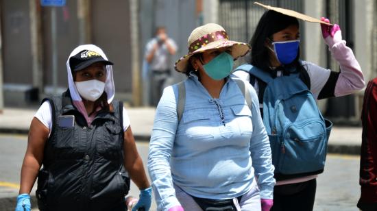 Personas con mascarillas caminan por las calles de Cuenca el 17 de abril de 2020.