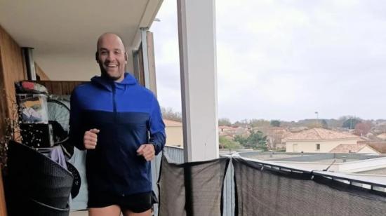 Elisha Nochomovitz, el francés que corrió una maratón en su balcón, el 28 de marzo.