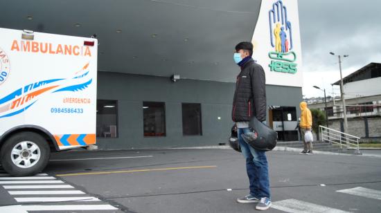 Un ciudadano espera en el ingreso a la sala de Emergencias del Hopsital Quito Sur del IESS, el 17 de abril de 2020.