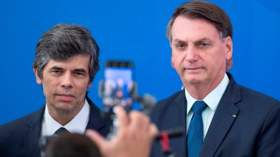 El presidente de Brasil, Jair Bolsonaro (d), y su nuevo Ministro de Salud, Nelson Teich (i), fueron registrados este viernes durante la posesión de Teich, en el Palacio do Planalto, en Brasilia.