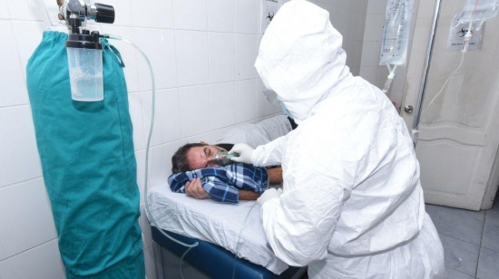 Uno de los pacientes con problemas respiratorios que recibe oxígeno en Hospital del Día Jacobo y Maria Elena Ratinoff.