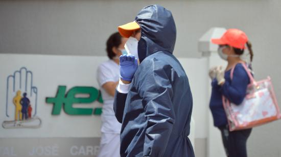 Una persona camina afuera del Hospital Regional José Carrasco Arteaga, en Cuenca, el 16 de abril.