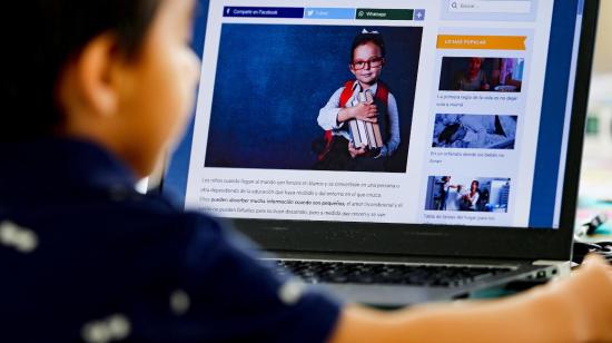 Imagen referencial de un niño que toma clases virtuales en Ecuador, el 19 de abril de 2020.