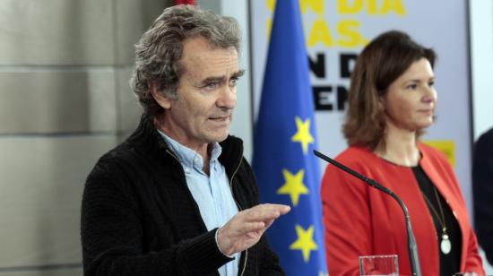 El director del Centro de Coordinación de Alertas y Emergencias Sanitarias de España, Fernando Simón, y la secretaria general de Transportes, María José Rallo del Olmo, en conferencia de prensa este lunes 20 de abril.