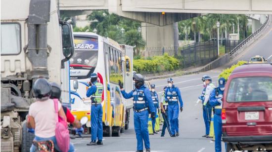 Operativo realizado en Guayaquil el 20 de abril, ante el aumento de vehículos en el puente de la Unidad Nacional. 