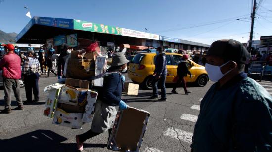 Comerciantes buscan ingresar al Mercado Mayorista de Quito, la mañana del 21 de abril de 2020. 