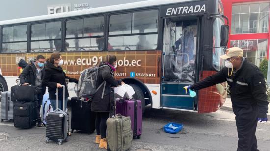 En la madrugada de este lunes 20 de abril, un grupo de ecuatorianos dejó el Aislamiento Preventivo Obligatorio (APO) luego de cumplir 14 días en observación médica en un hotel de la capital. 