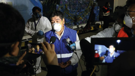 El alcalde de Quito, Jorge Yunda, durante la llegada de 5.000 pruebas de coronavirus para la capital.