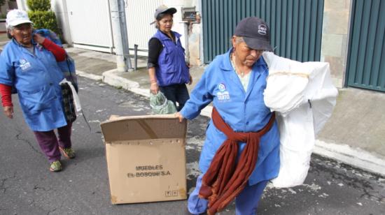 Recicladoras trabajan en las calles de Quito el 12 de febrero de 2020, días antes de que llegara la pandemia del coronavirus.