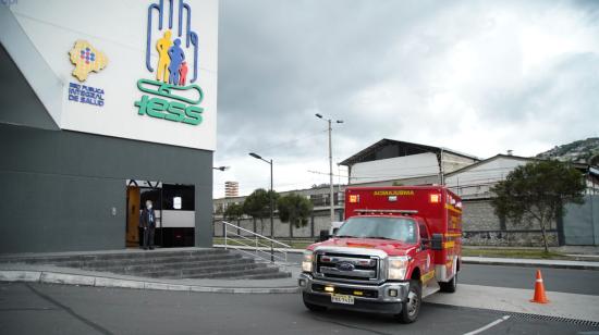Una ambulancia cruza por la entrada de emergecnias del Hospital del Sur del IESS, en Quito, el 15 de abril de 2020.