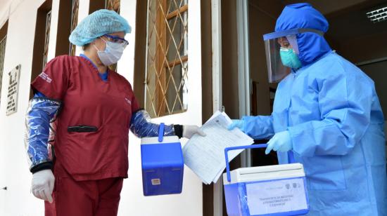 Personal del INSPI con pruebas de coronavirus en Cuenca, el 22 de abril.