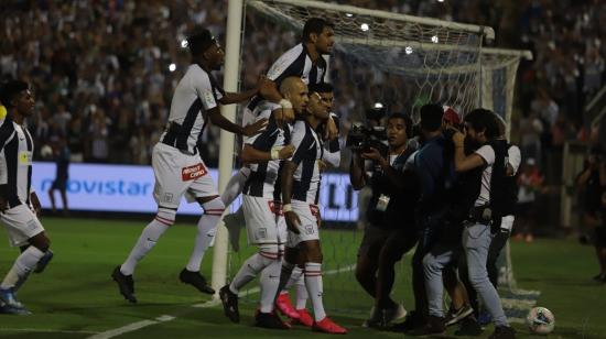 Jugadores del Alianza Lima celebrando un gol en el torneo local.
