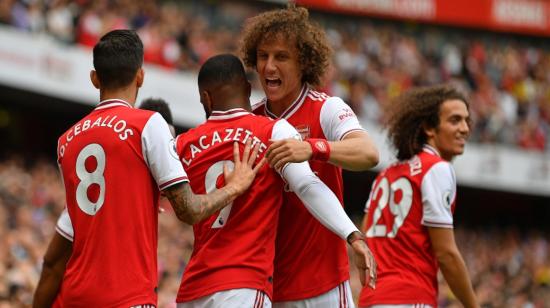 Los futbolistas del Arsenal festejan un gol en el estadio Emirates, en Londres.