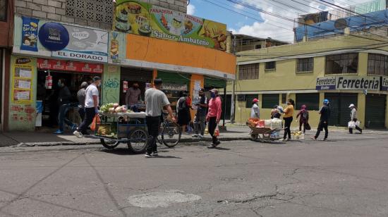 Venderdores ambulantes en las calles del sur de Quito, el 23 de abril de 2020.