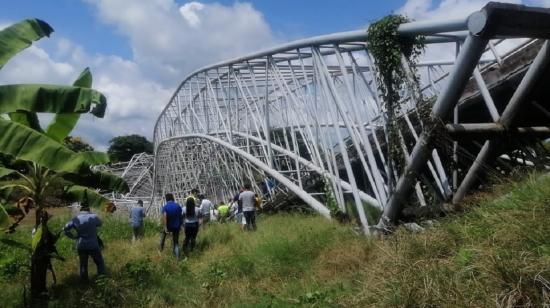 El puente que une Colimes con Balzar, en Guayas, colapsó este 23 de abril