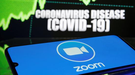 Imagen ilustrativa del logotipo de Zoom, frente a una grafico de avance de Covid-19, tomada el 19 de marzo de 2020.